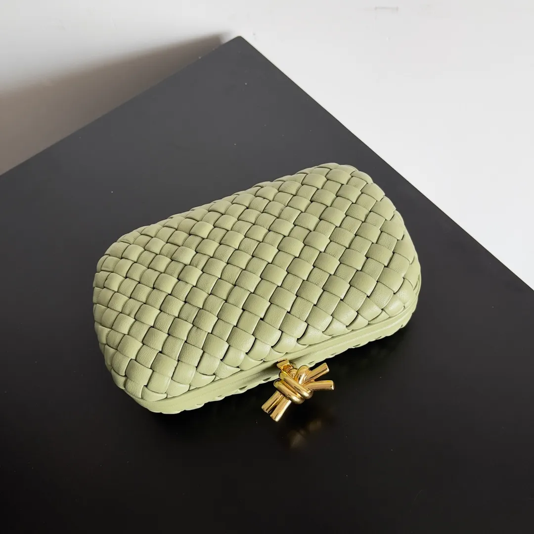 Batch 1860 BV Knot | The classic return of the evening bag. Original leather ➕ Stainless steel hardware ➕ 24k real gold plating ➕ Fully handmade. Those who know the history of our brand should have heard that the knot is a story of Bottega Veneta, and it is also one of the more important design elements. Matthieu Blazy's work this season sublimates Knot's classics, with a new knot design and a woven shoulder strap, plus Fouland Intreccio's weaving technology, adding some fashion to the retro and nostalgic feel of the past. Style number: 717622 Size: 20.5*6*12.5